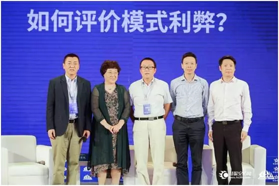 “專注安全、不止于安防，多應(yīng)用場景下安防企業(yè)的發(fā)展策略”論壇參與嘉賓合影.webp.jpg